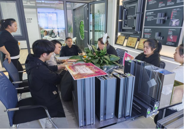 王力门业 | 贵州毕节王力新商阮晓丽：小空间大逆袭，0基础单日破10万+！