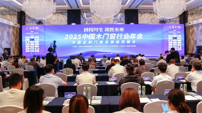 梦天木门 | 梦天家居荣膺2025年全国市场、工程木门及定制家居企业“双承诺”