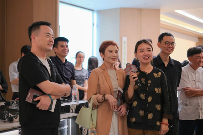 华鹤木门 | 华鹤×「我俩」书画艺术展，让艺术在家中自由热烈生长