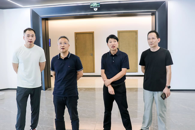 王力门业 | 永康市政协主席鲍江鸿到王力调研，共探发展新征程